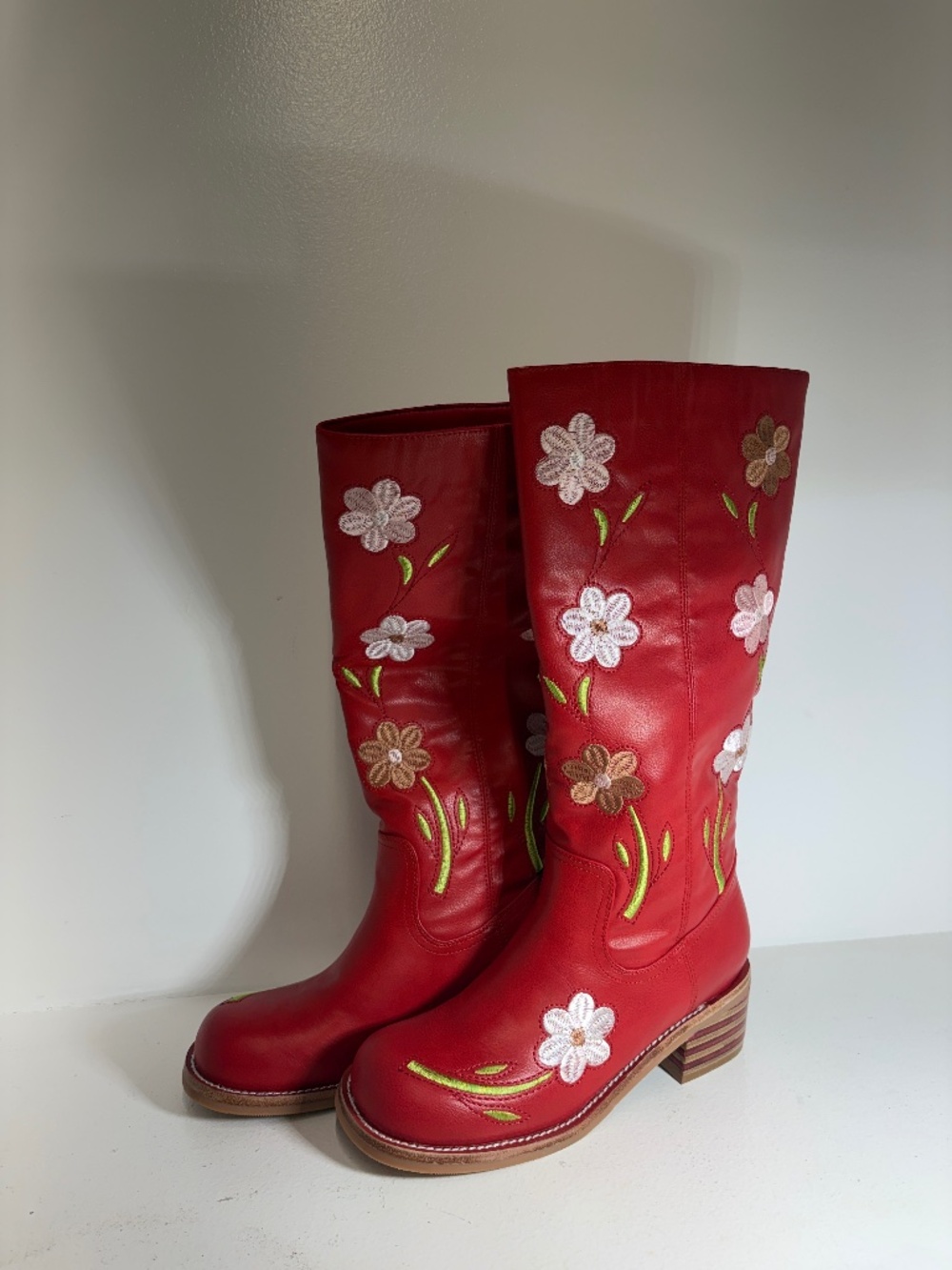 Women’s Cowgirl Boots Red w/ Embroidered Flowers Size 8 NEW w/ Tags